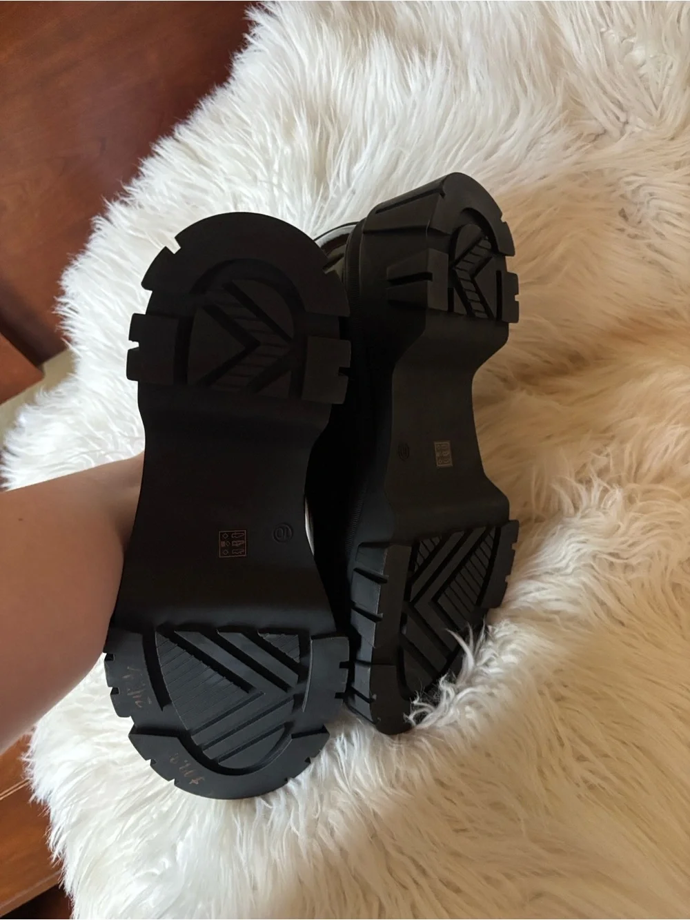 Chinese Laundry Black Patent Chelsea Lug Boot Size 10